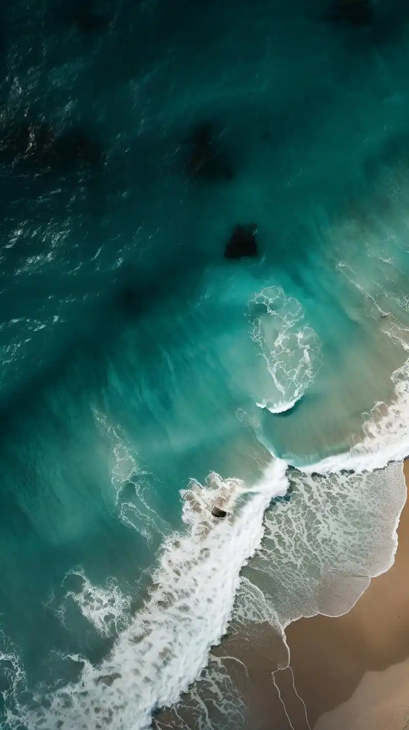 海边.碧绿的大海,雪白的浪花,金黄的沙滩,送给你一场视觉盛宴 - 抖音
