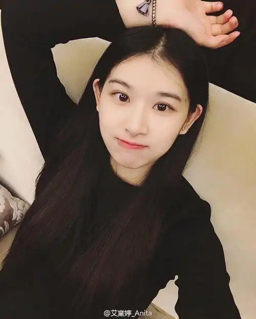 近日,中戏女生伊利七个圈儿在微博晒出多组生活照及写真,因不少网友