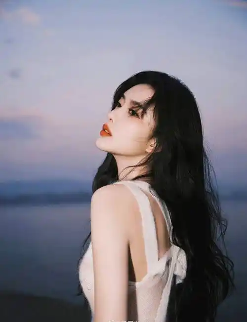 孟子义长发飘飘海边恬静写真_孟子义_长发_写真