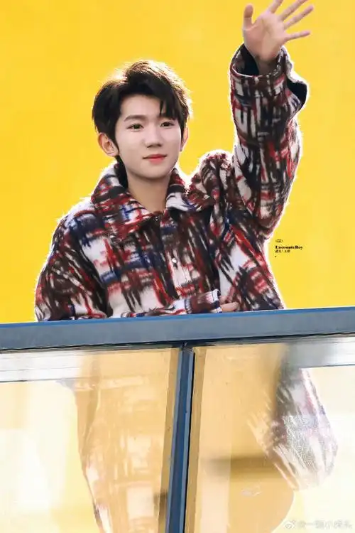 王源再现十年前双手合十