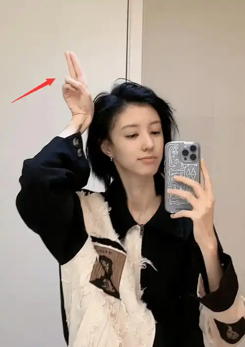 华晨宇女友低调秀恩爱,戴情侣项链,模仿华晨宇拍照,力证没分手_王悦伊