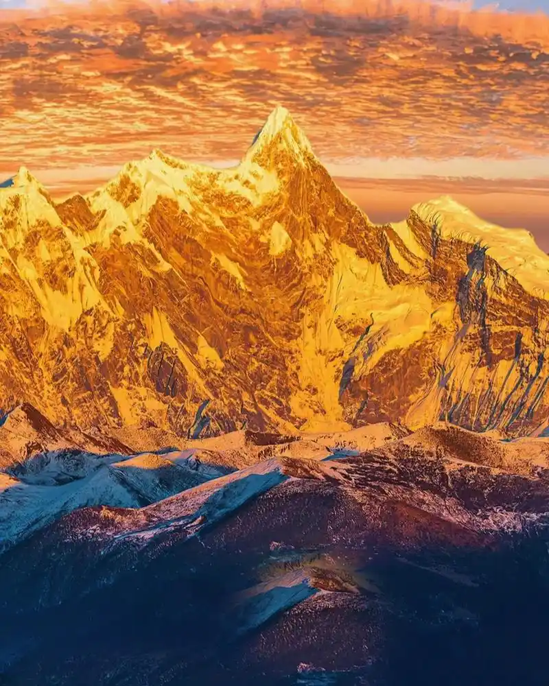 最壮观的山峰图片  山峰如同一位威武的巨人,屹立在天地之间,云雾缭绕