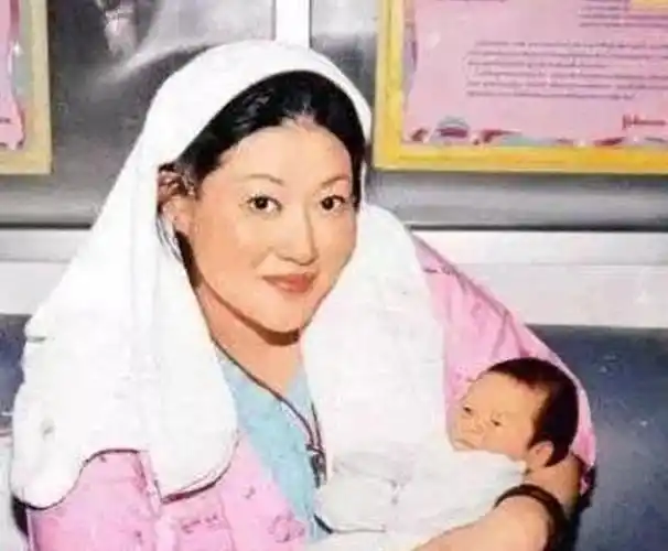 20年前,陈宝莲去世后,儿子被王菲的经纪人抱走,现在怎么样了?