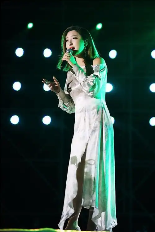 金美儿压轴登场唱响缙云 演绎经典红歌点亮中秋夜