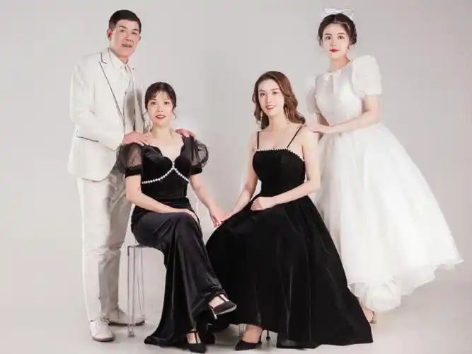 过年和爸妈姐姐一起去拍全家福妈妈很喜欢中式秀禾,但是怎么感觉拍