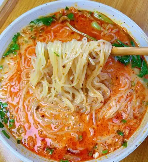 热汤麻酱冷面有兴趣了解一下吗?味道嘎嘎地!