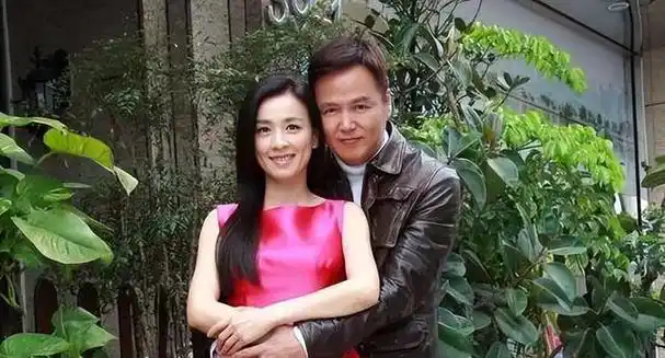 善恶终有报!曾"豪掷"17亿买楼的张庭,活成了一个"笑话"?