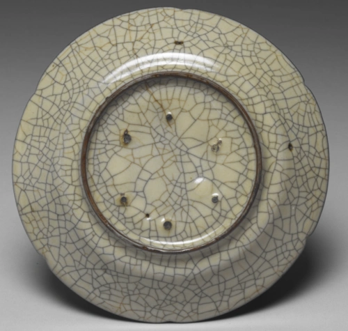 宋哥窑月白窑变米色葵瓣口盘底台北故宫博物院馆藏