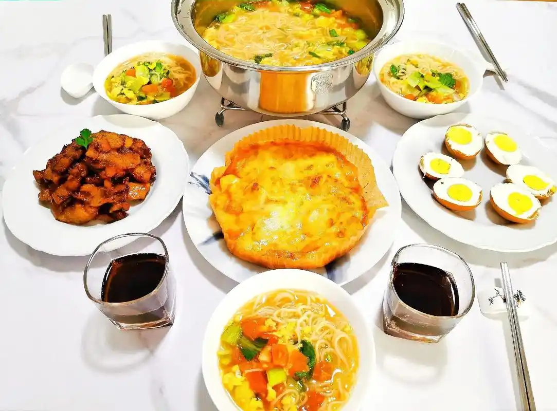 家庭美食,今日分享两份午餐第一份:烤五花肉,烤芝 - 抖音