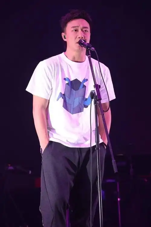 谁有陈奕迅这张照片的高清无水印版