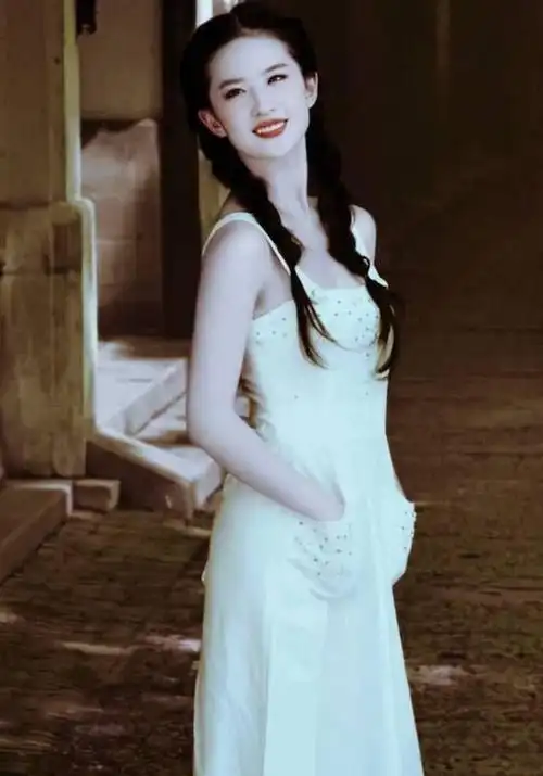 刘亦菲太自信挑战小肩裙看着上身粗壮不少很有健硕的感觉