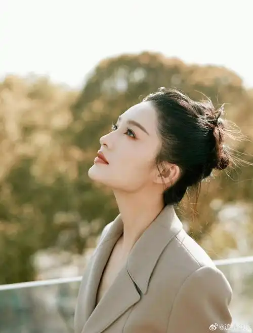 身材超好,肤白貌美,笑容还特别甜特别美,真的是不可多得的好演员@李沁