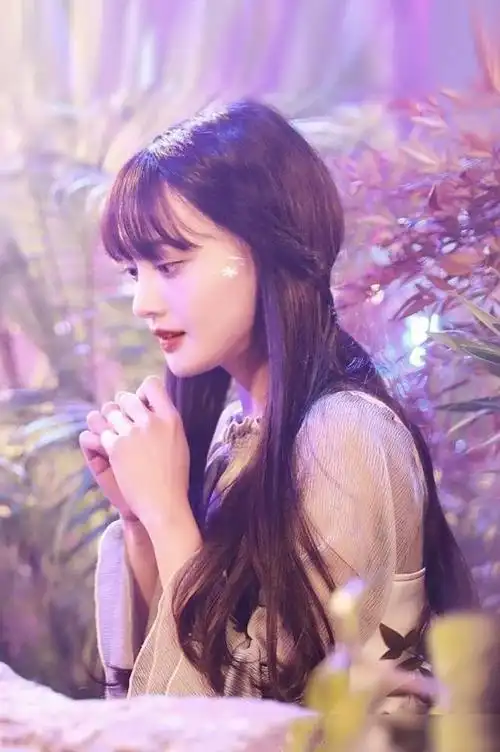 郑爽再穿粉色纱裙走红毯气质成熟自信满满