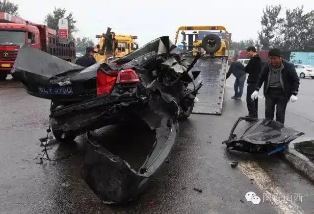临汾土门涧北加油站路段两车相撞,大车侧翻小车被压扁,惨!