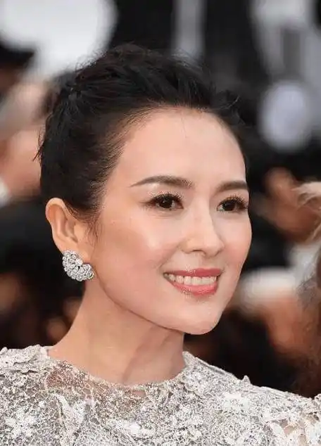 章子怡素颜照被曝光:卸妆后跟普通人一样,网友:这样真的也很美_明星