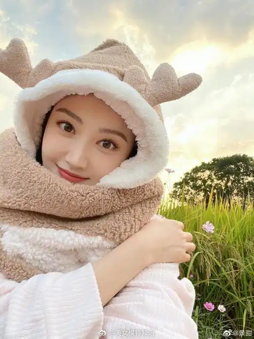 景甜置身秋日花丛田野中戴小麋鹿帽嘟嘴卖萌少女感满满