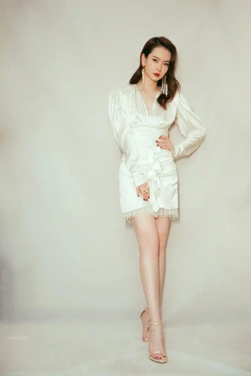 戚薇一袭复古深v白裙,尽显本色气质