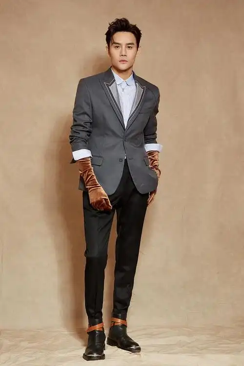 王凯灰色西装配丝绒手套帅气撩人 跨年夜献唱磁性嗓音令人沉醉