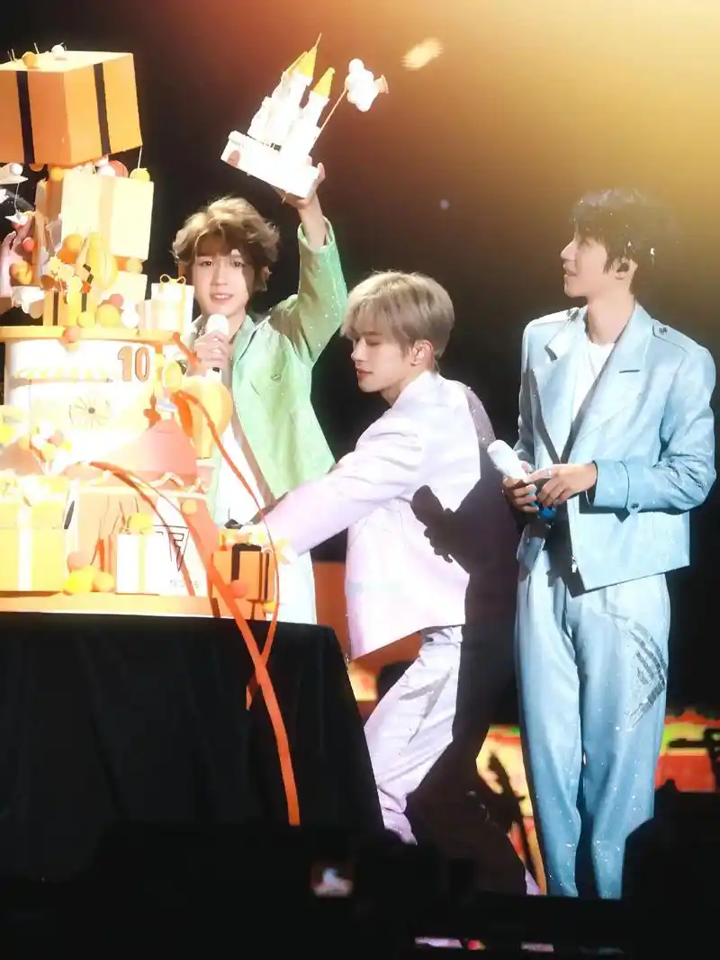 tfboys十周年演唱会 #我们这十年热爱篇 - 抖音