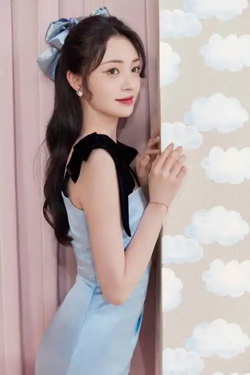 周洁琼蓝色吊带短裙尽显好身材戴蝴蝶结清纯甜美