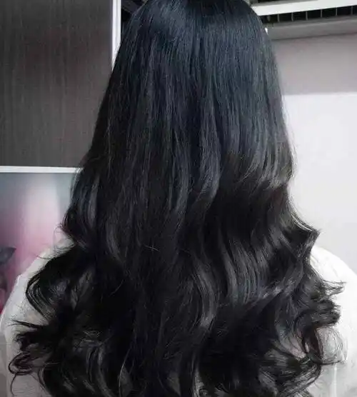 一头精致的卷发会吸引很多人的目光.