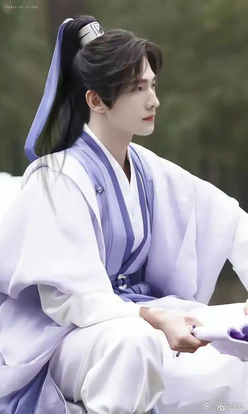 杨洋的这一套古装造型绝了,自带仙气,只是厚重的刘海看着不够利索,把