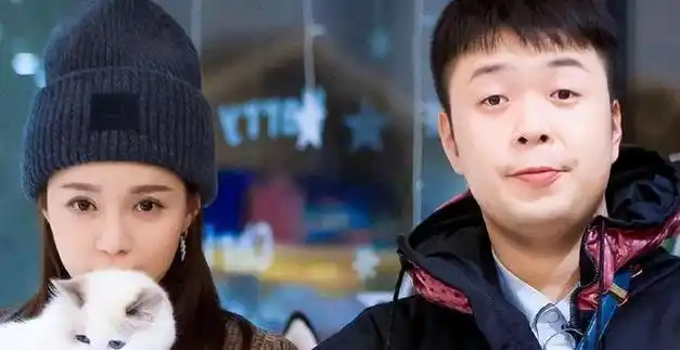 沈梦辰和老公排队买手机,杜海涛又高又壮实,小两口牵手恩爱十足