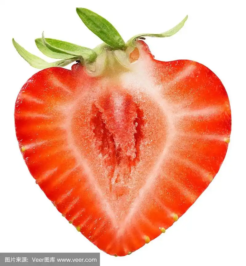 草莓孤立于白色