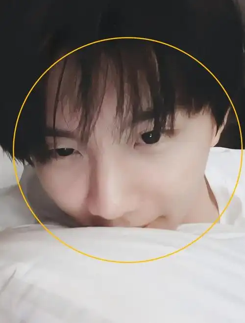 马嘉祺高考后营业,素颜的皮肤状态如何,怼脸拍的优势令人羡慕