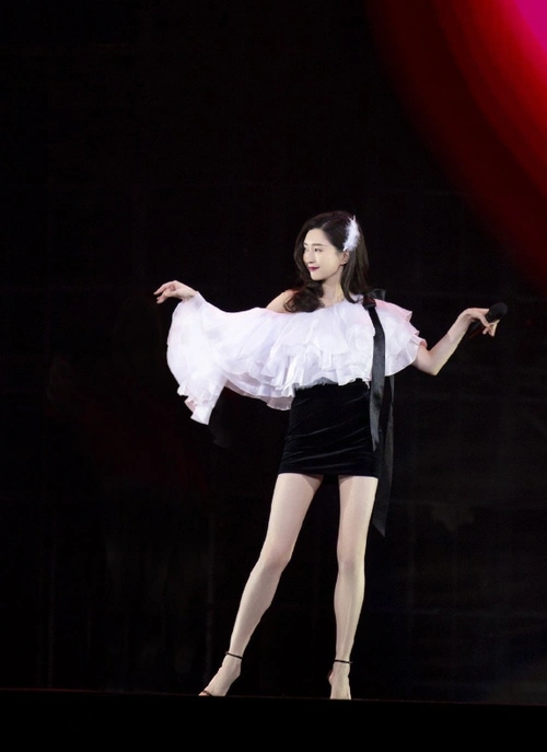 江疏影的锁骨"会跳舞"?看她穿上藕粉裹胸裙,身材真是没得挑