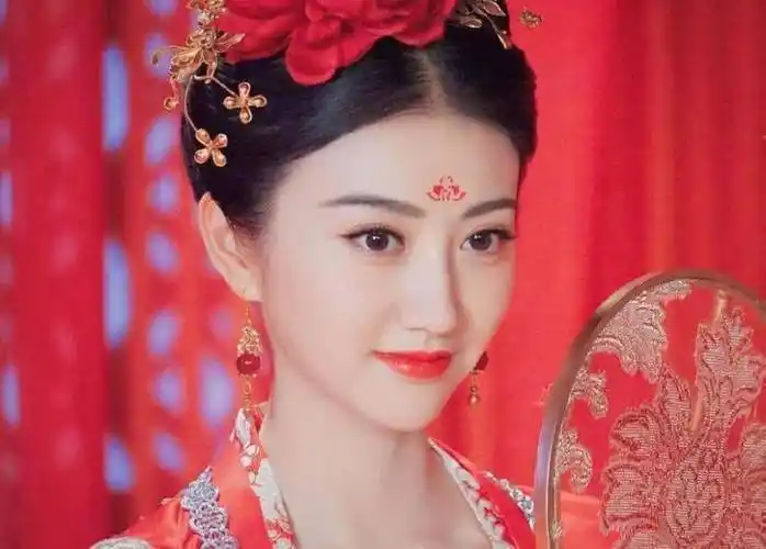 景甜在《大唐荣耀》里面的造型很好看,别的先不说,这部剧无论是主角