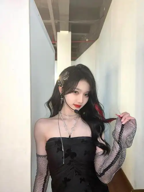 宋昕冉一袭黑色抹胸连衣裙轻松展现轻熟风