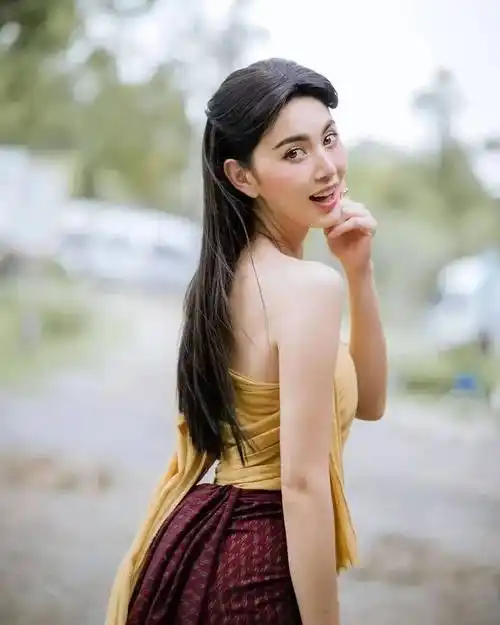 长腿混血泰国版迪丽热巴参加浪姐5和肖战合影堪称豪门姐弟