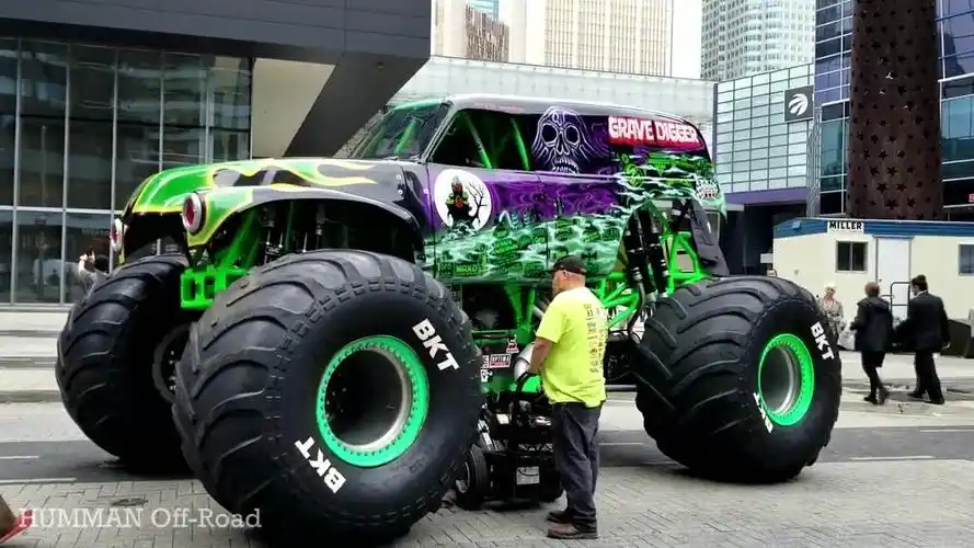 快来欣赏下霸气十足的大脚怪兽车