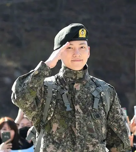 正式退伍池昌旭穿迷彩军装敬礼谢意帅气有型