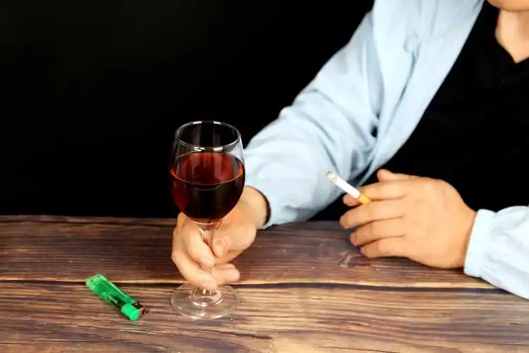 抽烟喝酒