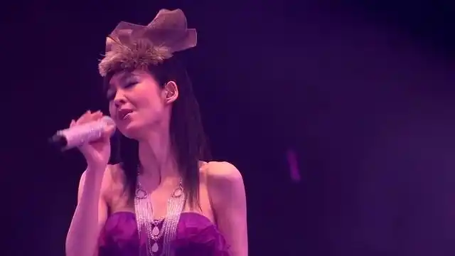 周慧敏这个演唱会为何一直火?看看这双撩人的大长腿就知道了