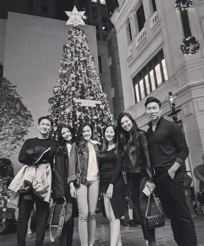 国民老公汤珈铖结束单身,女友是门当户对的名媛卡戴珊,世上本无