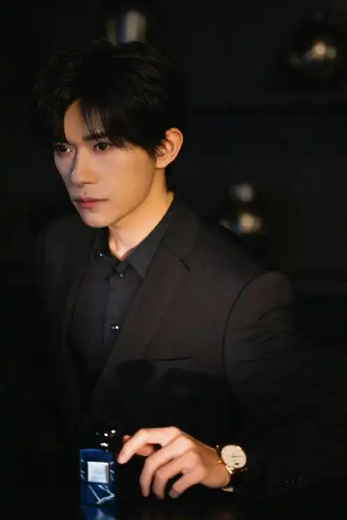 易烊千玺黑西装写真