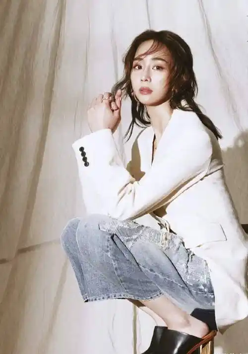 张钧甯太"心机"了,穿衬衫特意解开纽扣,v型领口时尚微露