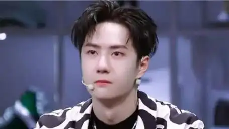 王一博直播"劈叉"引爆笑,王阳端水回应"左右为难"