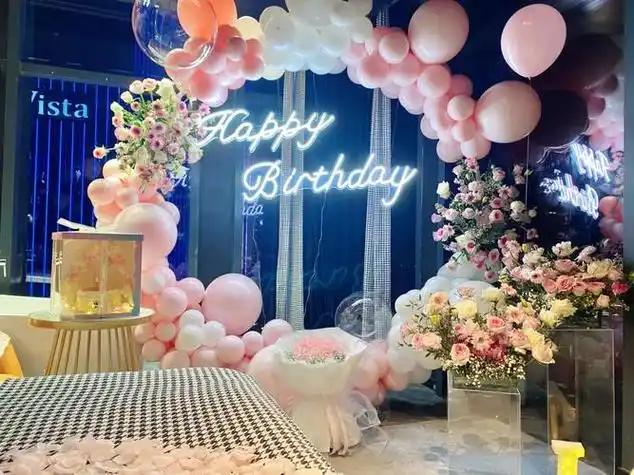1,生日家里简单布置:气球 气球是生日中不可或缺的元素,若是追求简单