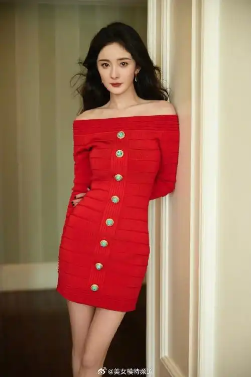 杨幂身着热辣红裙小秀性感 纤细美腿吸睛香肩迷人