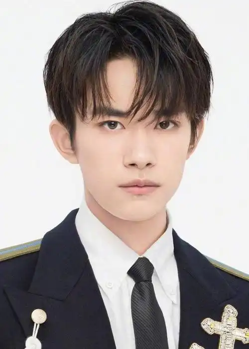 易烊千玺证件照帅出新高度西装杀军装杀四字弟弟长大了