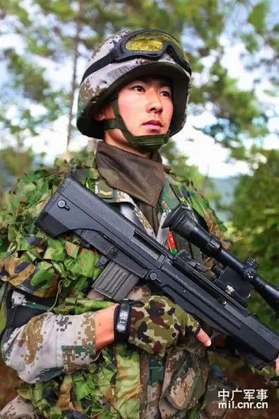 解放军配十余种新型单兵装具 提高丛林生存能力