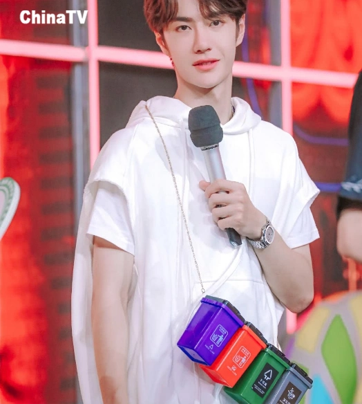 王一博综艺现场吃东西,有谁注意到他吃什么?网友:我眼花了吗?