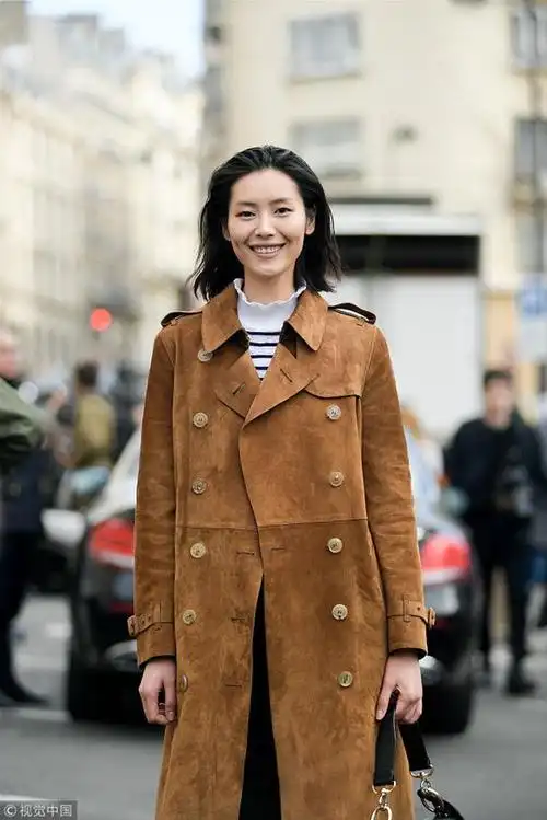 刘雯街拍:麂皮棕色风衣马丁靴酷帅霸气_网易女人
