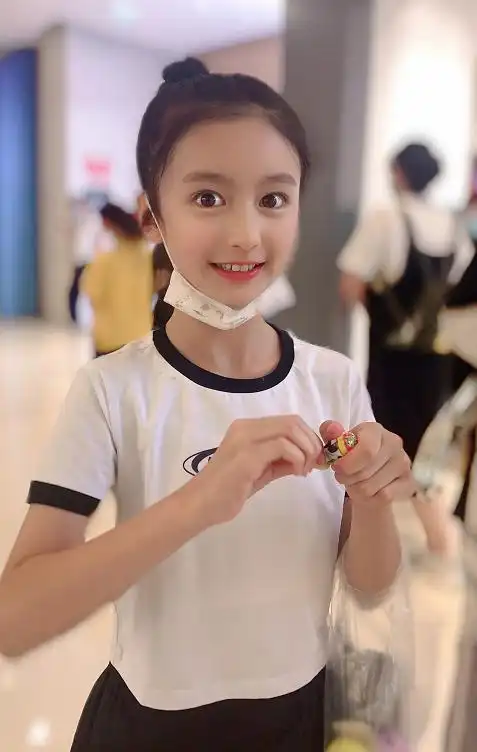 不愧是最美童星,11岁撞脸baby,穿"条纹袜"成最美小学生