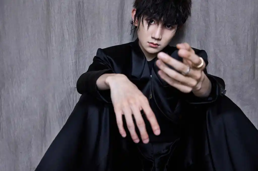 王源黑色酷帅造型写真图片