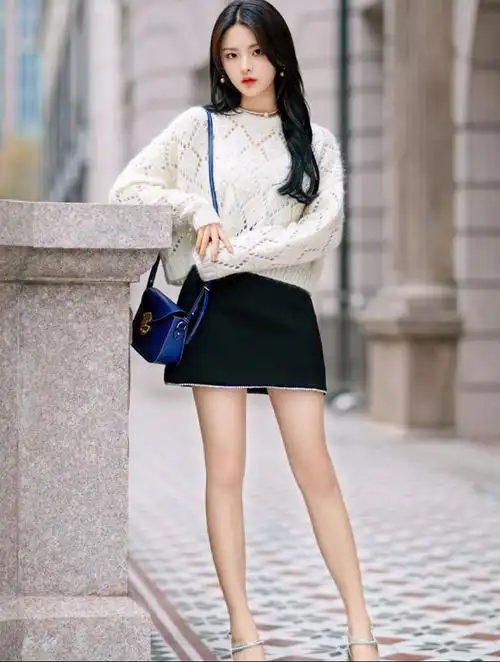 小个子女生穿裙子最好选短款!杨超越穿超短裙配长靴,超显腿长